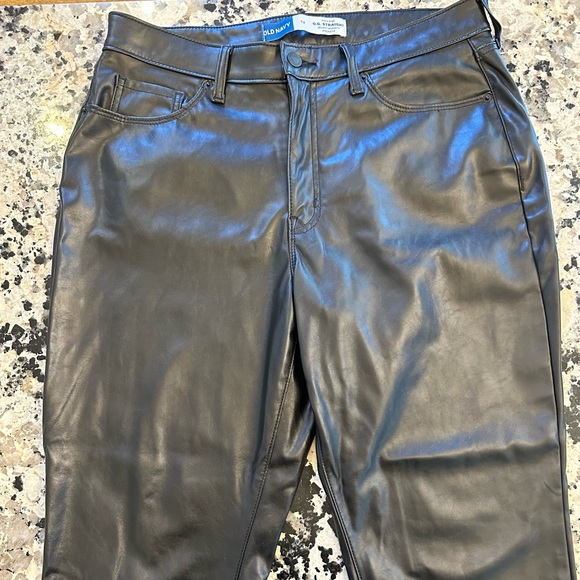 Size 12 old navy black faux leather pants - Picture 3 of 3
